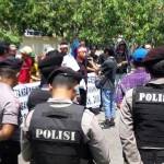 Puluhan aktivis LSM Penjara ketika demo di Kantor Kejaksaan Negeri Gresik. foot: syuhud/BANGSAONLINE