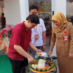  Pemotongan tumpeng oleh pemilik Tomoro Coffe yang diserahkan kepada Kepala Disparpora Kabupaten Madiun. Foto: Hendro Suhartono/BANGSAONLINE