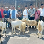 Gus Barra menyerahkan hewan kurban kepada Kepala Desa Petak Supoyo selaku Ketua AKD Kecamatan Pacet.