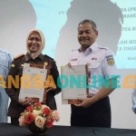 VP KAI Daop 7 Madiun, Suharjono, bersama Kajari Kota Kediri, Andy Mirnawaty, saat menunjukkan berita acara penandatanganan perjanjian kerja sama. Foto: MUJI HARJITA/BANGSAONLINE