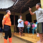 Pj Gubernur Jawa Timur, Adhy Karyono saat berbincang dengan warga terdampak banjir di Ponorogo