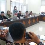 Kepala Disdik Dr. Bambang Budi Mustika (kepala plontos) saat memberikan keterangan saat hearing bersama Komisi D terkait penyalahgunaan dana PIP SDN Kompol 2, Kecamatan Geger.