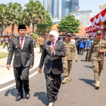 Gubernur Khofifah bersama wakilnya, Emil Dardak, saat menghadiri upacara peringatan Hari Kesaktian Pancasila di Gedung Negara Grahadi, Surabaya.