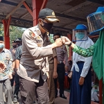 Kapolres Pasuruan, AKBP Rofiq Ripto Himawan saat menyapa peserta didik di Bukit Blora. (foto: ist).