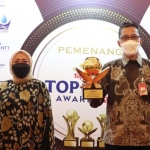 Bank Jatim dan Pemprov Jatim borong penghargaan di ajang Top BUMD Award 2021. (foto: ist)