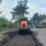 Proses perbaikan jalan di Jember.