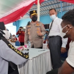 Kapolda Jatim Irjen Pol Nico Afinta saat menyapa salah satu mahasiswa asal Papua yang mengikuti vaksinasi.