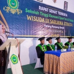 Wakil Bupati Gresik, Aminatun Habibah, ketika memberi sambutan saat menghadiri Wisuda III STESFA. Foto: Ist
