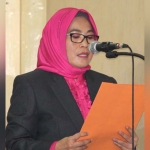 Mardiasih, Sekretaris DPRD Kabupaten Mojokerto saat membacakan SK Gubernur Jawa Timur tentang pengangkatan anggota DPRD Kabupaten Mojokerto periode 2019-2024.