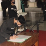 Misbah Zunib usai dilantik sebagai Plt. Sekda menandatangani pakta integritas disaksikan Bupati Pasuruan Irsyad Yusuf.