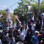 Masa aksi dari GPS saat menggelar demonstrasi di depan kantor Pemkab Sampang. 