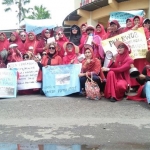 Tampak ibu-ibu penghuni perumahan Delta Sari, Sidoarjo ketika melakukan demo. foto: catur andy/BANGSAONLINE