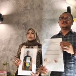 
Dewi Sulis Herawati, Pelapor kasus dugaan penggelapan Penjualan Kasur didampingi R. Fauzi Zuhri Wahyu Pradika, Kuasa Hukumnya menunjukan bukti pengembalian SHM yang pernah diserahkan keluarganya