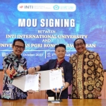 Rektor Unirow Tuban, Prof. Dr. Warli, didampingi Ketua PPLPT PGRI Tuban, Sujarwoto, bersama Prof. Sam menunjukkan draft MoU yang telah ditandatangani.