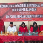 Ketua DPC PDIP Gresik, Mujid Riduan memberikan arahan kepada para caleg dalam konsolidasi internal. Foto: SYUHUD/BANGSAONLINE.com