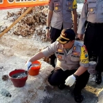 Kapolres Bangkalan AKBP Boby Paludin Tambunan meletakkan batu pertama pembangunan Mapolsek Burneh di akses Suramadu, Sabtu (01/06/2019).