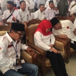 Menteri Sosial RI, Khofifah Indar Parawansa tampak berbincang serius dengan Ketua Umum DPP Projo, Budi Arie Setiadi saat acara silaturahim relawan Projo se-Jatim di Taman Budaya, Cak Durasim. foto: DIDI ROSADI/ BANGSAONLINE