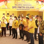 DPD Partai Golkar Kota Pasuruan menggelar vaksinasi untuk warga. foto: ist.