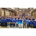 Plt  Sekretaris DPD Partai   Demokrat Jawa Timur Mugianto Obeng, dan Plt Ketua DPC Partai Demokrat Kabupaten Gresik, Samwil bersama pengurus dan ratusan kader dalam pendidikan politik kader. Foto: Syuhud/BANGSAONLINE