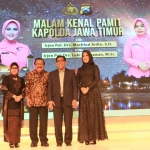 Gubernur Jawa Timur Dr. H Soekarwo Juga Foto Bersama dengan Irjen Pol Drs. Machfud Arifrin SH di Acara Malam Kenal Pamit Kapolda Jawa Timur di Hotel Sangrilla.