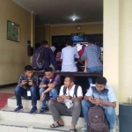 Para pemohon SKCK di Polres Magetan yang rela menunggu antrean di luar.