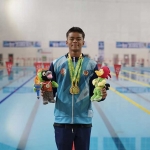 Muhammad Haviz Rizal Wibowo berpose di venue cabor akuatik Porprov IX Jatim usai penyerahan medali. Foto: Ist. 