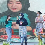 Aksi salah satu OPD dalam Lomba Promosi Produk UMKM dalam rangka memperingati Hari Jadi Kota Surabaya (HJKS) ke-728.