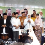 Khofifah di atas panggung didampingi cawagub Emil Dardak dan istrinya, Arumi Bachsin dan para kiai.