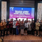 Kepala Cabdindik Wilayah Malang, Hastini Ratna Dewi (depan tengah), foto bersama Kepala SMA dan SMK wilayah Malang (Kota Malang-Kota Batu) sebelum seleksi dimulai. (Ist)