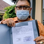Ketua LSM 45, Muhammad Yani menunjukkan bukti laporan dari Polres Ponorogo.