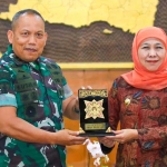 Gubernur Jawa Timur Khofifah Indar Parawansa dan Panglima Divisi Infanteri 2 Kostrad Mayjen TNI Susilo bertukar cenderamata.