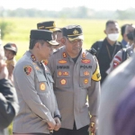 Kapolda Jatim, Irjen Pol Toni Harmanto saat berbicara dengan Kapolres Ngawi, AKBP Dwiasi Wiyatputera disela-sela kunjungan Presiden Jokowi di Ngawi.