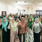 Ketua DPRD Jatim, M. Musyafak Rouf (baju batik), saat melaksanakan reses di Griya Bakti Prapen Indah, Tenggilis Mejoyo, Surabaya. Foto: Ist.