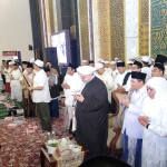 Khofifah bersama Syekh Afeefuddin di Maulid Akbar MAS.