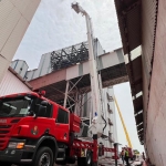 Tim Damkar Petrokimia Gresik menggunakan unit bronto skylift saat memadamkan kebakaran pabrik NPK. FOTO: ist.