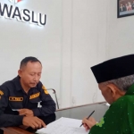 Kepala Dispendikbud Kabupaten Pasuruan Hasbullah (kanan) saat memenuhi panggilan bawaslu.