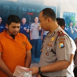 Wakapolres Nganjuk Kompol David menginterogasi tersangka pengedar sabu. 