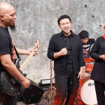 Khofifah-Emil saat syuting video klip bersama Dewa 19. 