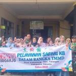 Satgas TMMD ke-126 Sidoarjo saat melakukan pendampingan KB. Foto: Ist