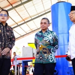 Pj Gubernur Jatim saat mendampingi Wapres meninjau pabrik pengolahan limbah B3 di PIER.