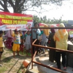 Massa dari Desa Remen, Kecamatan Jenu, Kabupaten Tuban menggeruduk  balai desa setempat, Senin (2/7).