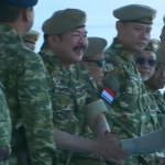Momen Gibran Rakabuming Raka, Wakil Presiden RI, tidak menyalami Agus Harimurti Yudhoyono dan para menteri lainnya dalam Upacara Gelar Pasukan Operasional dan Kehormatan Militer di Lapangan Udara Suparlan, Pusdiklatpassus, Batujajar, Kabupaten Bandung Barat, Ahad (10/8/2025) pagi. Foto: Youtube