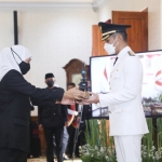 Bupati Lindra dilantik Gubernur Khofifah di Gedung Negara Grahadi Surabaya.
