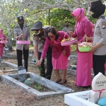Kapolres Pamekasan AKBP Rogib Triyanto diikuti jajaran saat tabur bunga makam para pahlawan.
