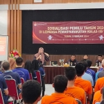 Petugas KPU Tuban saat sosialisasi tentang tata cara pemilu 2024 di Lapas Kelas IIB Tuban.
