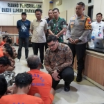 Bupati Kediri Hanindhito Himawan Pramana saat berbincang dengan salah satu tersangka pembakaran kantor Pemkab dan DPRD Kabupaten Kediri. (Ist)