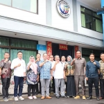 Ketua Komisi IV DPRD Gresik, Muchamad Zaifudin (empat dari kanan) saat berada di PT Langgeng Buana. Foto: Ist