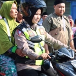 Polisi Cantik mengantarkan Jamaah Haji Kabupaten Pamekasan.