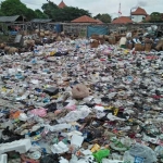 Tumpukan sampah di pantai Kroman Gresik. foto: SYUHUD/ BANGSAONLINE