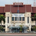 Balai Kota Surabaya.